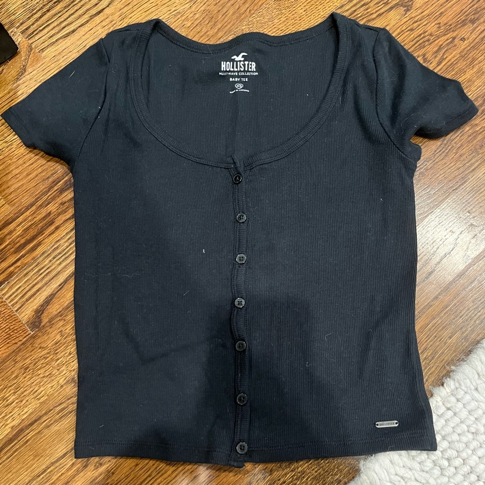 Hollister button down baby tee in Black!